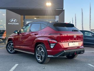 57200 : Hyundai Sarreguemines - Theobald Automobiles - HYUNDAI Kona - Kona - Ultimate Red métallisé/Toit/rétros Black - Traction - Hybride : Essence/Electrique