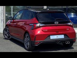 57200 : Hyundai Sarreguemines - Theobald Automobiles - HYUNDAI i20 - i20 - Dragon Red Métal/Toit+rétros Black - Traction - Essence