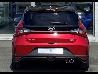 57200 : Hyundai Sarreguemines - Theobald Automobiles - HYUNDAI i20 - i20 - Dragon Red Métal/Toit+rétros Black - Traction - Essence