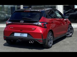 57200 : Hyundai Sarreguemines - Theobald Automobiles - HYUNDAI i20 - i20 - Dragon Red Métal/Toit+rétros Black - Traction - Essence