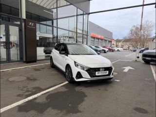 45000 : Hyundai Orléans Motors - HYUNDAI i20 - i20 - Atlas White/Toit+rétros Black - Traction - Essence