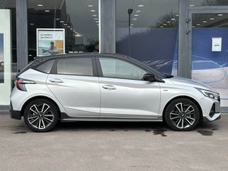 57100 : Hyundai Thionville - Théobald Automobiles - HYUNDAI i20 - i20 - Sleek Silver Métal/Toit/rétros Black - Traction - Essence/Micro-Hybride