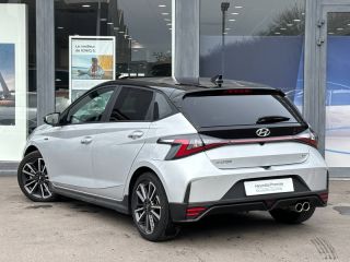 57100 : Hyundai Thionville - Théobald Automobiles - HYUNDAI i20 - i20 - Sleek Silver Métal/Toit/rétros Black - Traction - Essence/Micro-Hybride