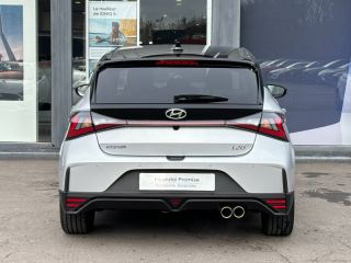 57100 : Hyundai Thionville - Théobald Automobiles - HYUNDAI i20 - i20 - Sleek Silver Métal/Toit/rétros Black - Traction - Essence/Micro-Hybride