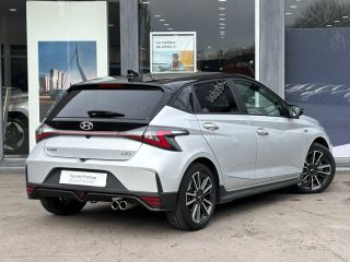 57100 : Hyundai Thionville - Théobald Automobiles - HYUNDAI i20 - i20 - Sleek Silver Métal/Toit/rétros Black - Traction - Essence/Micro-Hybride