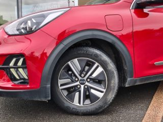 59640 : Hyundai Dunkerque - Europ'Auto - KIA Niro - Niro - Rouge Magma métallisé - Traction - Hybride rechargeable : Essence/Electrique