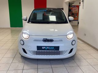 04100 : Hyundai Manosque - Pedinielli - FIAT 500C NOUVELLE Icône - 500 III - Bossanova White - Automate à fonct. Continu - Courant électrique