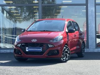 57200 : Hyundai Sarreguemines - Theobald Automobiles - HYUNDAI i10 - i10 - Dragon Red Métal/Toit/rétros Black - Traction - Essence