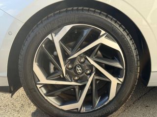 14100 : Hyundai Lisieux - Trajectoire Automobiles - HYUNDAI i20 - i20 - Sleek Silver Métal/Toit/rétros Black - Traction - Essence/Micro-Hybride