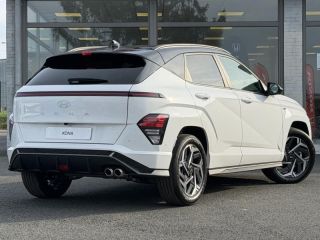 57200 : Hyundai Sarreguemines - Theobald Automobiles - HYUNDAI Kona - Kona - Atlas White/Toit/rétros Black - Traction - Hybride : Essence/Electrique