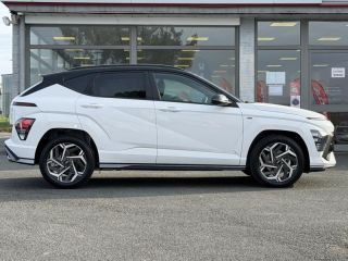 57200 : Hyundai Sarreguemines - Theobald Automobiles - HYUNDAI Kona - Kona - Atlas White/Toit/rétros Black - Traction - Hybride : Essence/Electrique