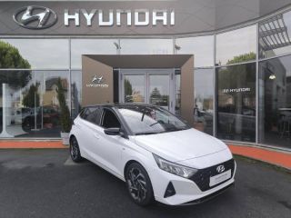 19100 : Hyundai Brive-la-Gaillarde - Garage Pouget - HYUNDAI i20 - i20 - Polar White Métal/Toit/rétros Black - Traction - Essence/Micro-Hybride