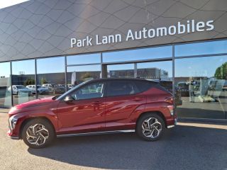 56000 : Hyundai Vannes - Park Lann Automobiles - HYUNDAI Kona - Kona - Ultimate Red métallisé/Toit/rétros Black - Traction - Hybride : Essence/Electrique