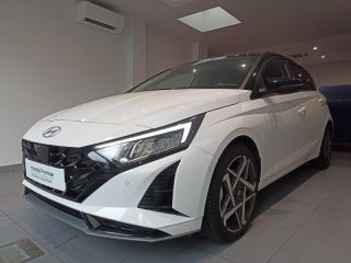 78000 : Hyundai Versailles - SOCOHY - HYUNDAI i20 - i20 - Atlas White/Toit+rétros Black - Traction - Essence