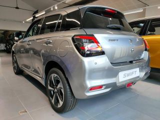 78000 : Hyundai Versailles - SOCOHY - SUZUKI Swift - Swift - Premium Silver Metal - Transmission intégrale - Essence/Micro-Hybride