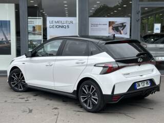 57100 : Hyundai Thionville - Théobald Automobiles - HYUNDAI i20 - i20 - Atlas White Métal/Toit/rétros Black - Traction - Essence/Micro-Hybride