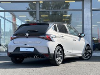 57200 : Hyundai Sarreguemines - Theobald Automobiles - HYUNDAI i20 - i20 - Lumen Gray Métal/Toit+rétros Black - Traction - Essence