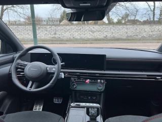 89100 : Hyundai Sens - APS - HYUNDAI Tucson - Tucson - Ultimate Red Métal - Traction - Hybride : Essence/Electrique