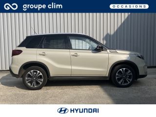 40990 : Hyundai Dax - i-AUTO - SUZUKI Vitara - Vitara - So&#039;Color Savanna Ivory/Black métal - Transmission intégrale - Hybride : Essence/Electrique