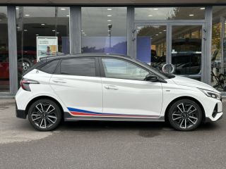 57100 : Hyundai Thionville - Théobald Automobiles - HYUNDAI i20 - i20 - Polar White Métal/Toit/rétros Black - Traction - Essence/Micro-Hybride