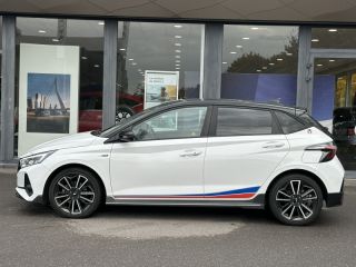 57100 : Hyundai Thionville - Théobald Automobiles - HYUNDAI i20 - i20 - Polar White Métal/Toit/rétros Black - Traction - Essence/Micro-Hybride