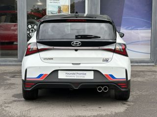 57100 : Hyundai Thionville - Théobald Automobiles - HYUNDAI i20 - i20 - Polar White Métal/Toit/rétros Black - Traction - Essence/Micro-Hybride