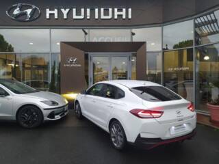 19100 : Hyundai Brive-la-Gaillarde - Garage Pouget - HYUNDAI i30 Fastback - i30 Fastback - Polar White - Traction - Essence