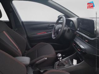 51100 : Hyundai Reims - HESS Automobile - HYUNDAI i20 - i20 - Meta Blue Métal/Toit+rétros Black - Traction - Essence