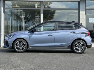 57200 : Hyundai Sarreguemines - Theobald Automobiles - HYUNDAI i20 - i20 - Meta Blue Métal/Toit+rétros Black - Traction - Essence