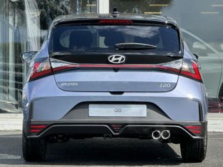 57200 : Hyundai Sarreguemines - Theobald Automobiles - HYUNDAI i20 - i20 - Meta Blue Métal/Toit+rétros Black - Traction - Essence