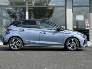 57200 : Hyundai Sarreguemines - Theobald Automobiles - HYUNDAI i20 - i20 - Meta Blue Métal/Toit+rétros Black - Traction - Essence