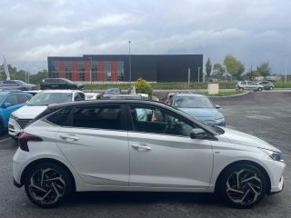 64100 : Hyundai Bayonne - Oceanic Auto - HYUNDAI i20 - i20 - Polar White Métal/Toit/rétros Black - Traction - Essence/Micro-Hybride