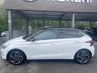 64100 : Hyundai Bayonne - Oceanic Auto - HYUNDAI i20 - i20 - Polar White Métal/Toit/rétros Black - Traction - Essence/Micro-Hybride