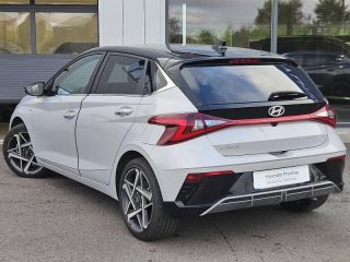 57685 : Hyundai Metz - Theobald Automobiles - HYUNDAI i20 - i20 - Sleek Silver Métal/Toit/rétros Black - Traction - Essence/Micro-Hybride