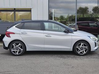 57685 : Hyundai Metz - Theobald Automobiles - HYUNDAI i20 - i20 - Sleek Silver Métal/Toit/rétros Black - Traction - Essence/Micro-Hybride