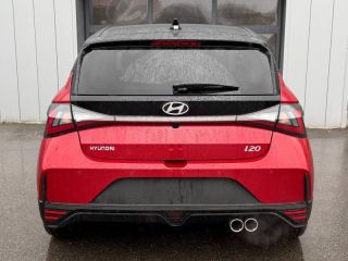 57685 : Hyundai Metz - Theobald Automobiles - HYUNDAI i20 - i20 - Dragon Red Métal/Toit+rétros Black - Traction - Essence