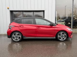 57685 : Hyundai Metz - Theobald Automobiles - HYUNDAI i20 - i20 - Dragon Red Métal/Toit+rétros Black - Traction - Essence