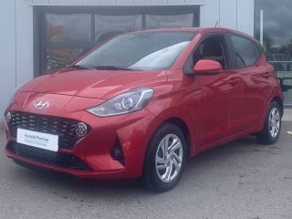 57200 : Hyundai Sarreguemines - Theobald Automobiles - HYUNDAI i10 - i10 - Dragon Red Métal - Traction - Essence