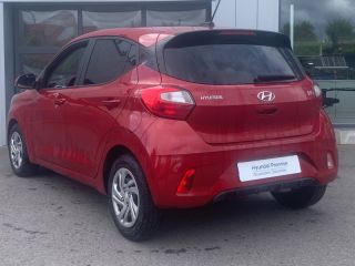 57200 : Hyundai Sarreguemines - Theobald Automobiles - HYUNDAI i10 - i10 - Dragon Red Métal - Traction - Essence