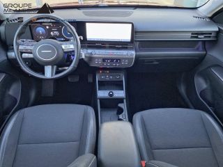 13300 : Hyundai Salon de Provence - Cap Milanesio - HYUNDAI KONA Creative - KONA (02/2023) - ULTIMATE RED - Automate sequentiel - Essence / Courant électrique