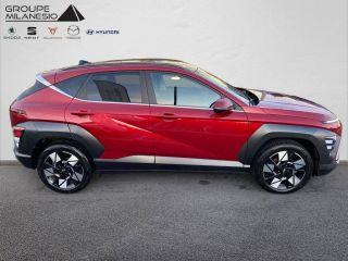 13300 : Hyundai Salon de Provence - Cap Milanesio - HYUNDAI KONA Creative - KONA (02/2023) - ULTIMATE RED - Automate sequentiel - Essence / Courant électrique