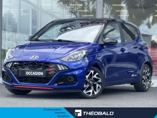 57200 : Hyundai Sarreguemines - Theobald Automobiles - HYUNDAI i10 - i10 - Intense Blue Métal/Toit/rétros Black - Traction - Essence