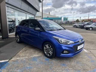 72100 : Hyundai Le Mans - Planet Auto - HYUNDAI i20 - i20 - Champion Blue/Toit rétro Phantom Black - Traction - Essence