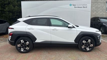 33110 : Hyundai Bordeaux Nord Le Bouscat - Sipa Automobiles - HYUNDAI KONA Creative - KONA (02/2023) - BLANC - Automate sequentiel - Essence / Courant électrique