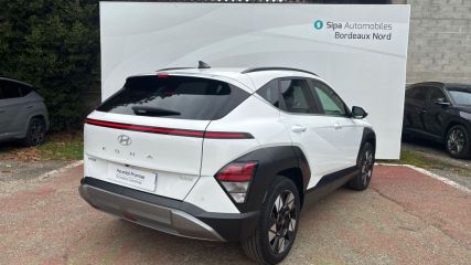 33110 : Hyundai Bordeaux Nord Le Bouscat - Sipa Automobiles - HYUNDAI KONA Creative - KONA (02/2023) - BLANC - Automate sequentiel - Essence / Courant électrique