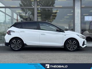 57200 : Hyundai Sarreguemines - Theobald Automobiles - HYUNDAI i20 - i20 - Atlas White Métal/Toit/rétros Black - Traction - Essence/Micro-Hybride