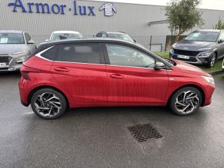 56000 : Hyundai Vannes - Park Lann Automobiles - HYUNDAI i20 - i20 - Dragon Red Métal/Toit/rétro Black - Traction - Essence/Micro-Hybride