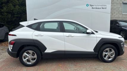 33110 : Hyundai Bordeaux Nord Le Bouscat - Sipa Automobiles - HYUNDAI KONA Intuitive - KONA (02/2023) - BLANC - Automate sequentiel - Essence / Courant électrique