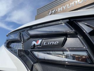 13200 : HYUNDAI Arles - Lexa Automobile - HYUNDAI TUCSON N Line Executive - TUCSON IV - Blanc - Boîte automatique - Essence / Courant électrique