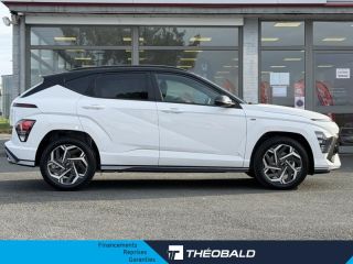 57200 : Hyundai Sarreguemines - Theobald Automobiles - HYUNDAI Kona - Kona - Atlas White/Toit/rétros Black - Traction - Hybride : Essence/Electrique